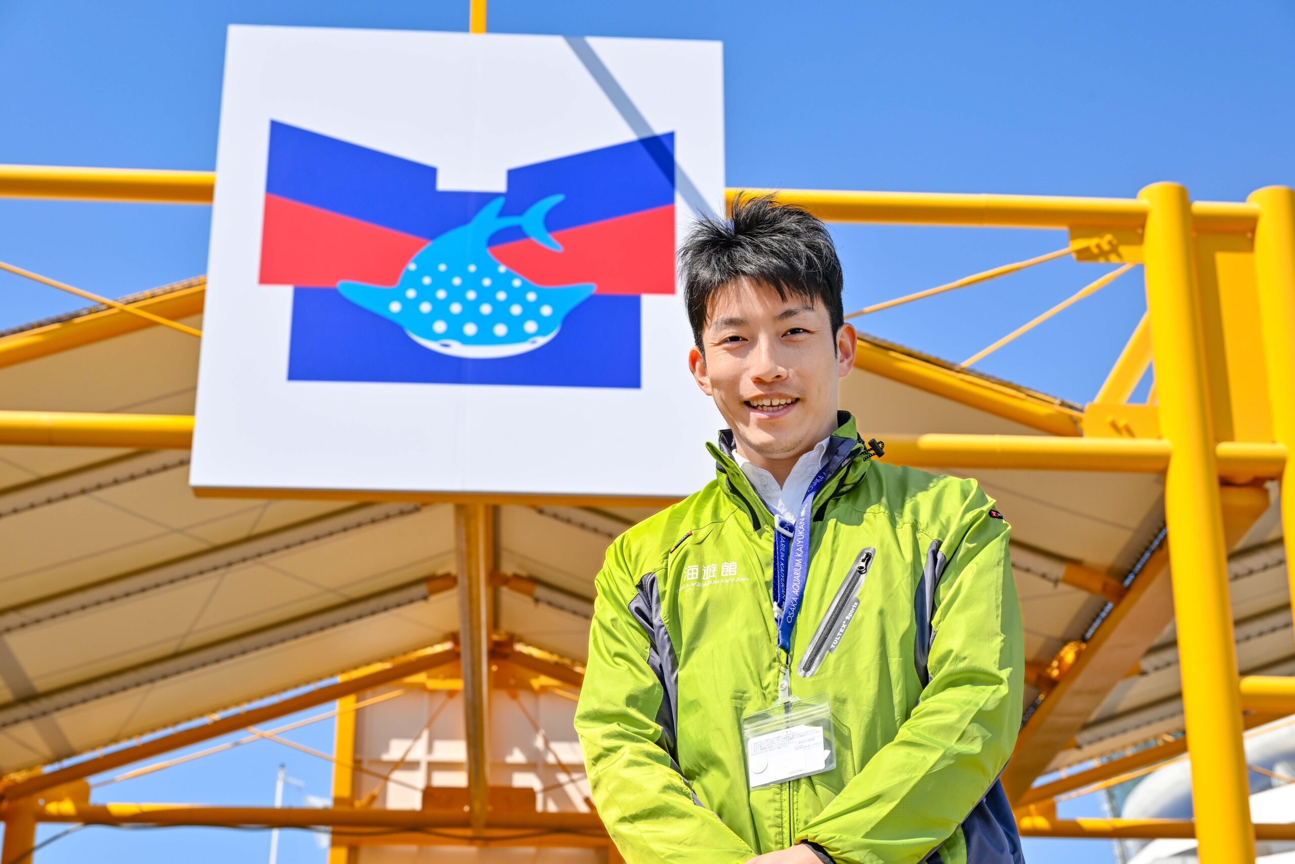 大阪の水族館、海遊館のエントランスに映る広報さん