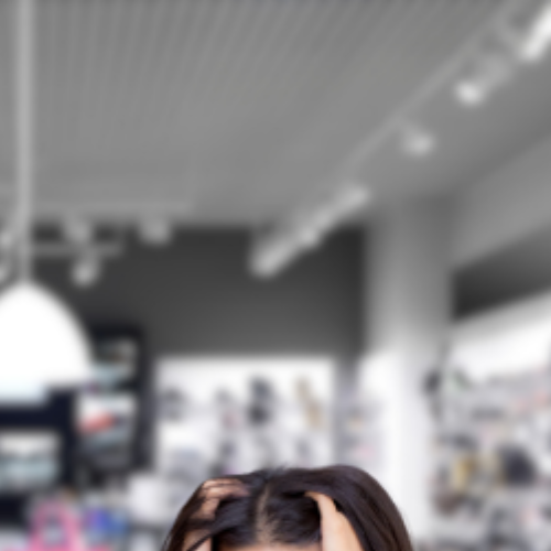 頭を抱え込む女性2