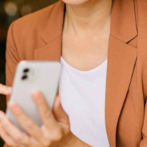 スマホを持つ女性